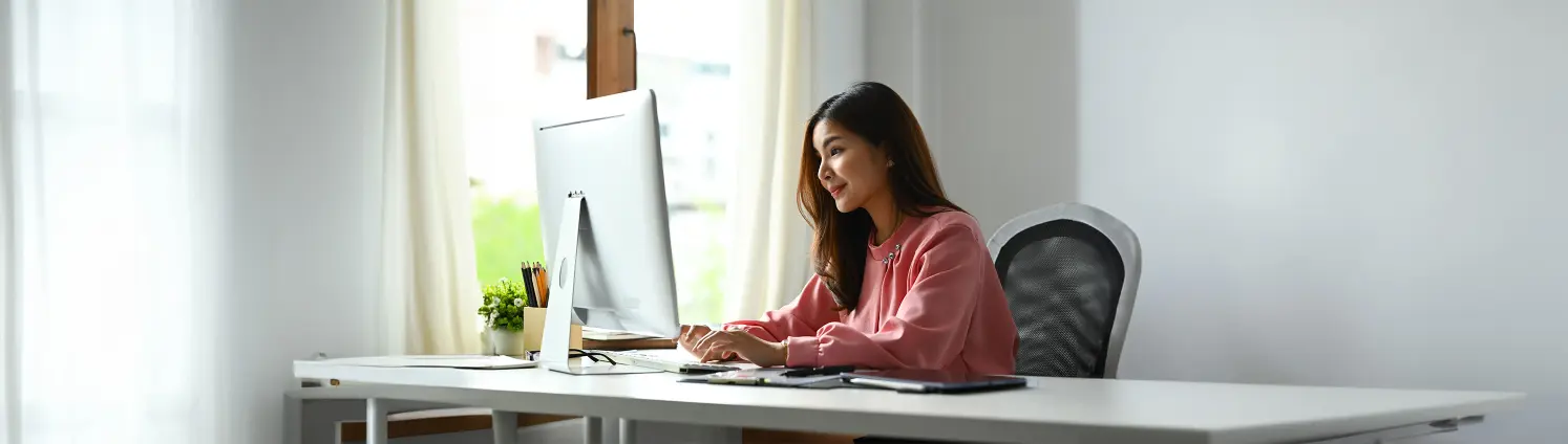 Eine Frau die vor einem Computer sitzt