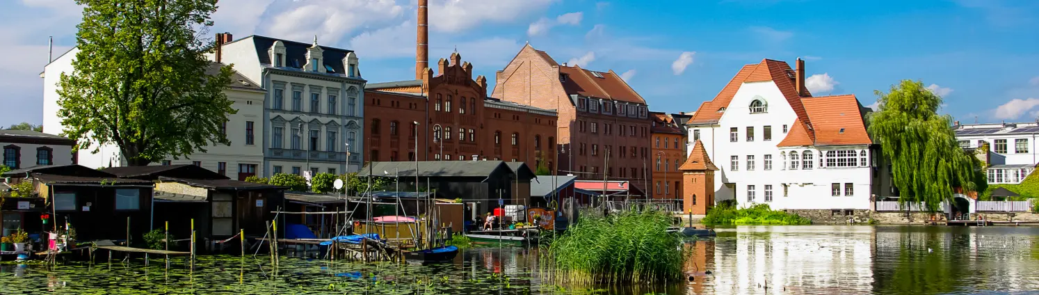 Brandenburg an der Havel mit dem Mühlendamm und der Leinwandfabrik rechts im Bild über dem Wasser