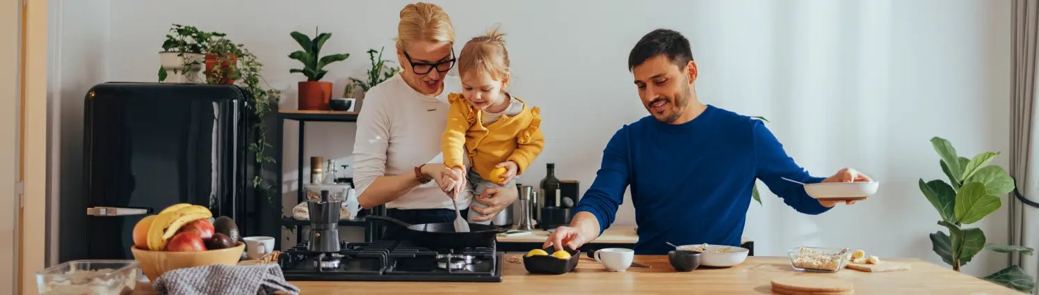 Familie mit Kind kochen in der Küche