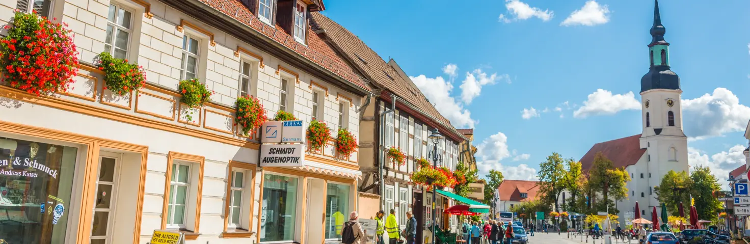 Ein Straßenzug in Lübbenau im Spreewald bei Sonnenschein