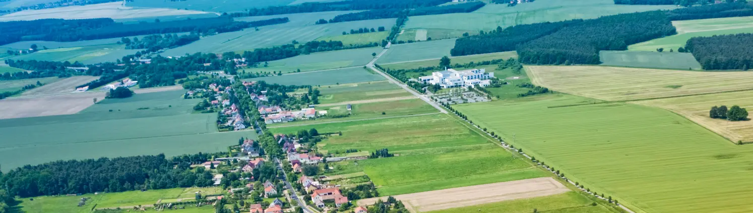 Ein Brandenburger Dorf von Felden umgeben aus der Vogelperspektive