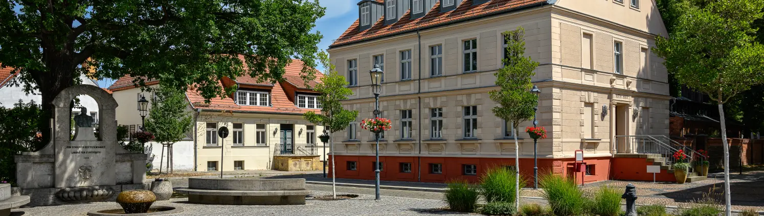 Marktplatz der brandenburgischen Stadt Teltow mit dem alten Rathaus.