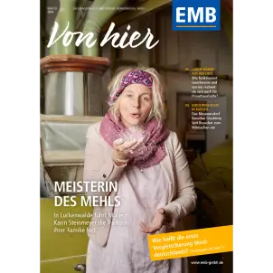 Titelblatt Kundenmagazin "EMB Von hier 03/2024": Müllerin Karin Steinmeyer bläst eine Handvoll Mehl in die Luft.