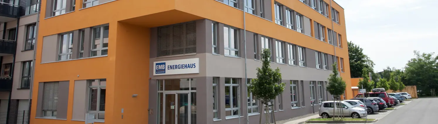 Das EMB Energiehaus, ein orangefarbenes Gebäude