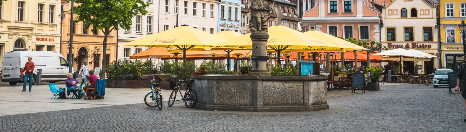 Der Marktplatz von Cottbus mit Fachwerkhäusern und Brunnen