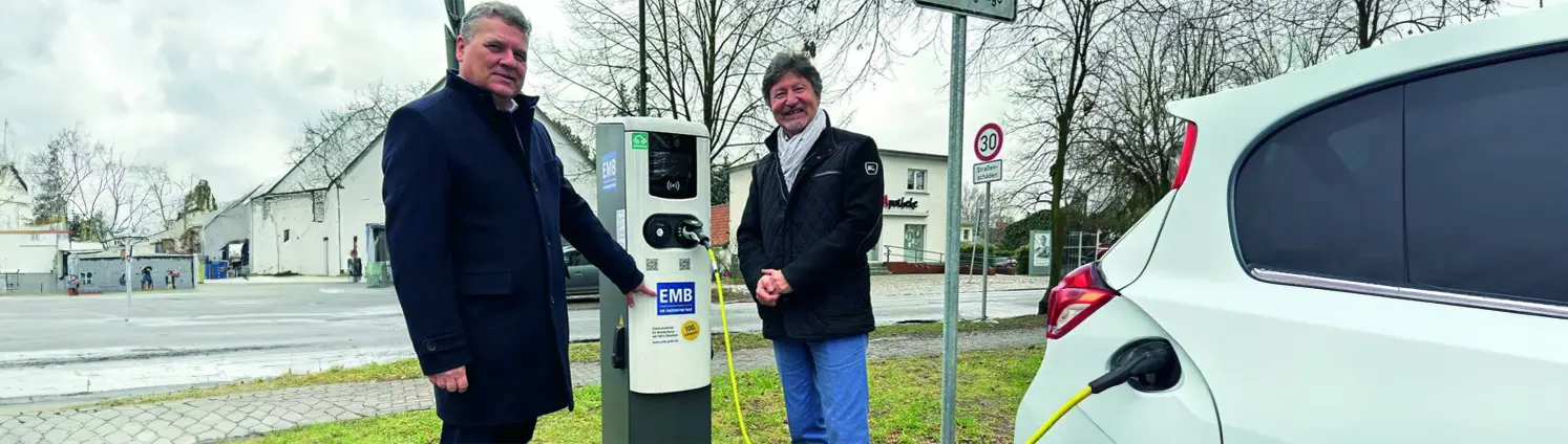 Dr. Jens Horn und Bürgermeister Filippo Smaldino stehen neben einer E-Auto-Ladesäule