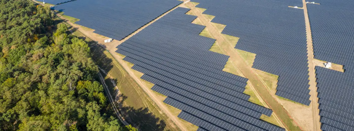 Ein Solarpark aus vielen Photovoltaik-Anlagen von oben fotografiert