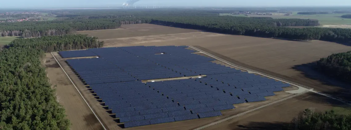 Der Solarpark Laubsdorf 1 bei Cottbus aus der Luft fotografiert