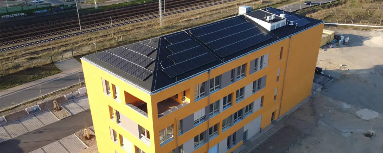 EMB-Energiehauses mit PV-Modulen, seitliche Vogelperspektive