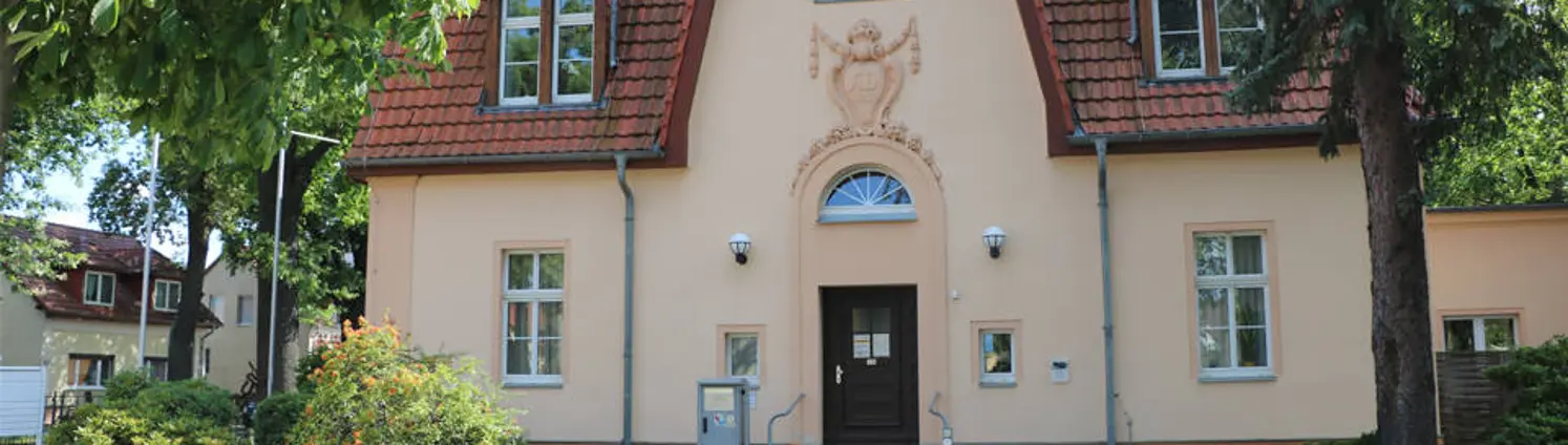 Das Rathaus Michendorf, eine beigefarbenes Gebäude mir rotem Ziegeldach