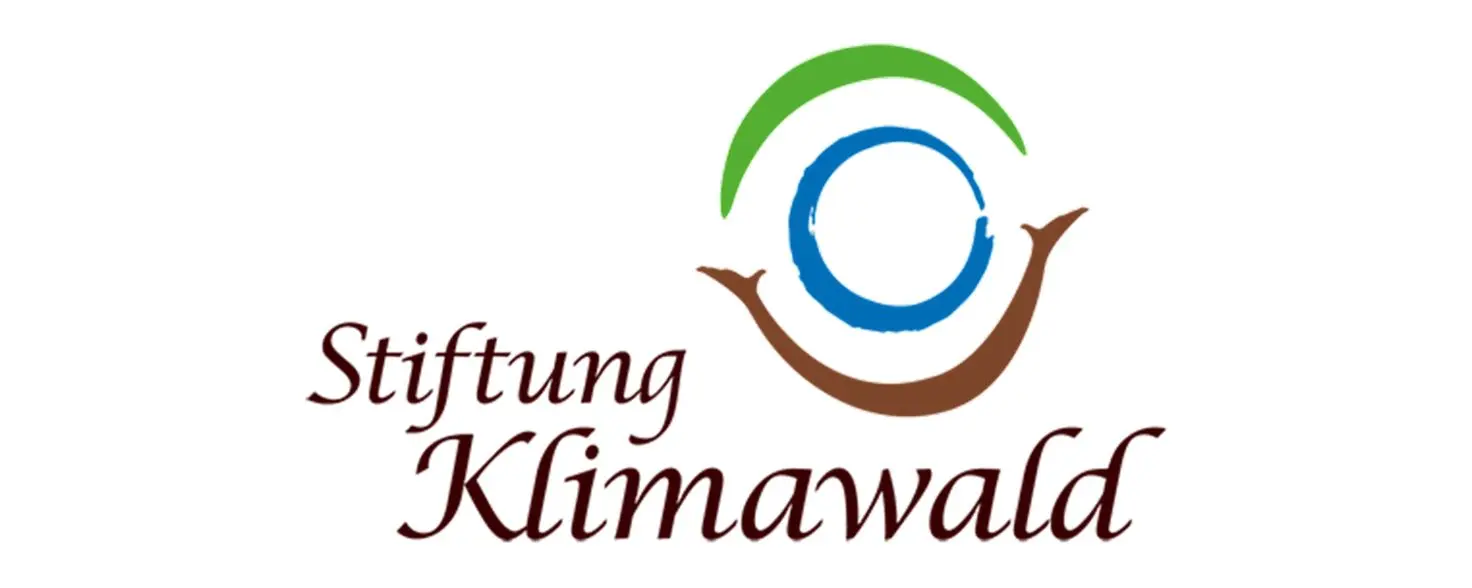 Logo der Stiftung Klimawald in brauner Schrift mit blauem Kreis mit braunen und grünem Halbkreis herum