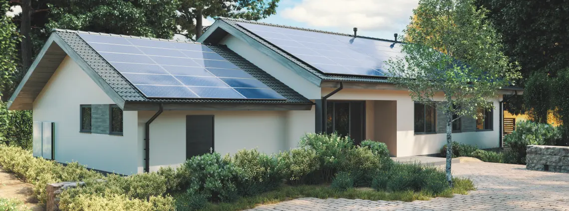 Energieeffizientes Haus mit Sonnenkollektoren und Wandbatterie zur Energiespeicherung