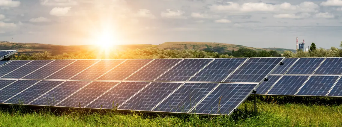 Photovoltaik-Anlage auf einem großen Feld