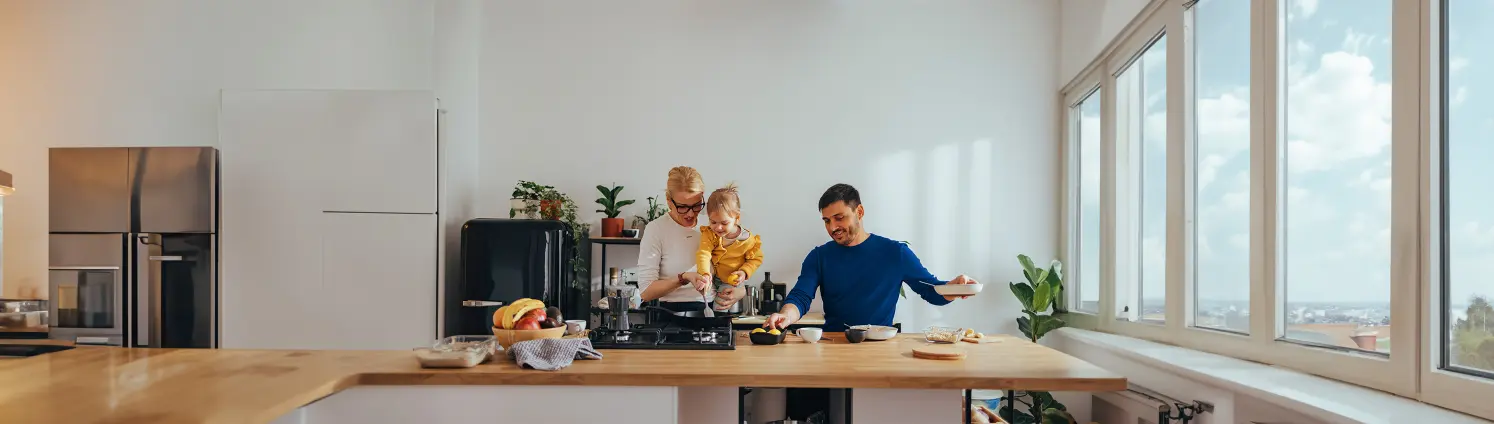 Eine Familie kocht in ihrer Küche