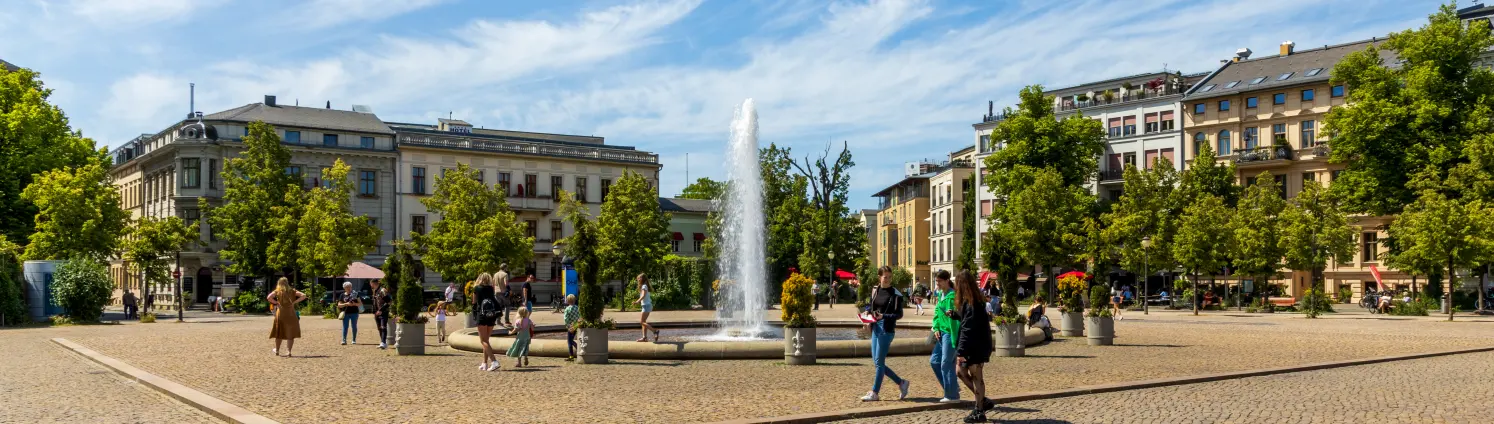 Eine Platz in der Innenstadt einer Brandenburger Gemeinde mit Springbrunnen in der Mitte