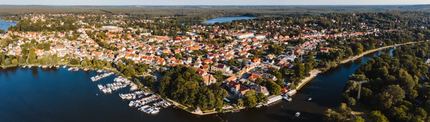 Eine Flusslandschaft in Brandenburg aus der Vogelperspektive