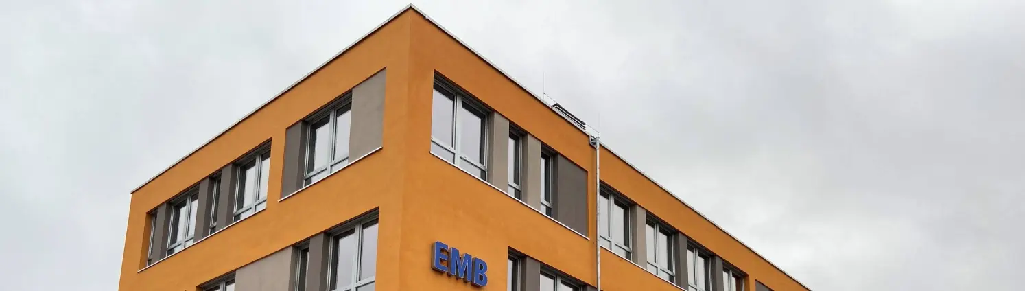 Das Hauptquartier der EMB, ein oranges Gebäude in Michendorf